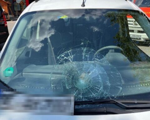 Zerbrochene Windschutzscheibe eines Ford Transit nach Zusammenstoß mit einem E-Mountainbike.