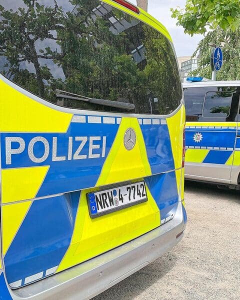 Schwer verletzter Motorrollerfahrer nach Alleinunfall in Velbert-Neviges, Rettungshubschrauber im Einsatz.