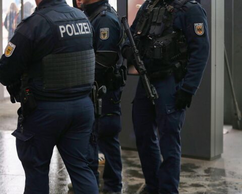 Bundespolizisten im Bahnhof: Frau am S-Bahn-Gleisbereich Reeperbahn in Hamburg, Tunnel mit Taschenlampe.