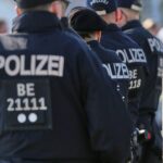 Polizisten sichern nach Unfall eine Kreuzung in Berlin-Spandau; ein 18-Jähriger wurde schwer verletzt.