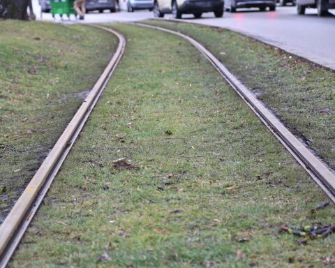 Archivfoto mit Straßenbahnschienen in Nordrhein-Westfalen, als Symbol für geförderte Erneuerungen.