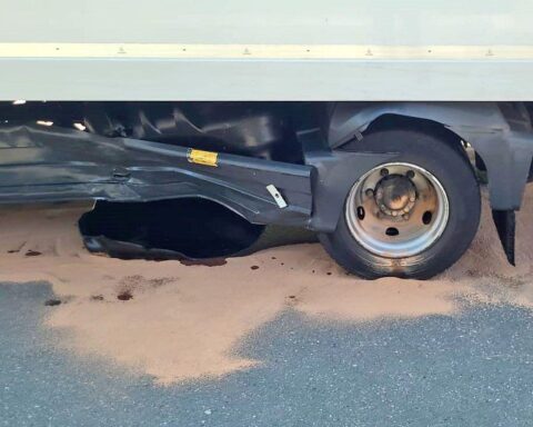 Beschädigter Dieseltank nach Unfall mit Lkw; Diesel lief in die Kanalisation.