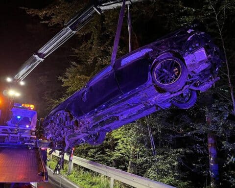 Verunfallter Mercedes AMG GT 63 im Wald nach Kollision, Polizeiabsperrung; Verdacht auf Drogen und Tabakerzeugnisgesetz.