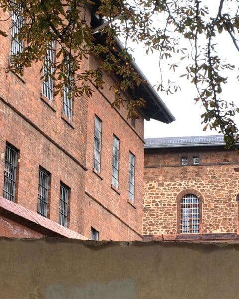 Polizeiliches Archivfoto: Gefängnisgebäude, Symbol für Untersuchungshaft nach mutmaßlicher Vergewaltigung in Würzburg.
