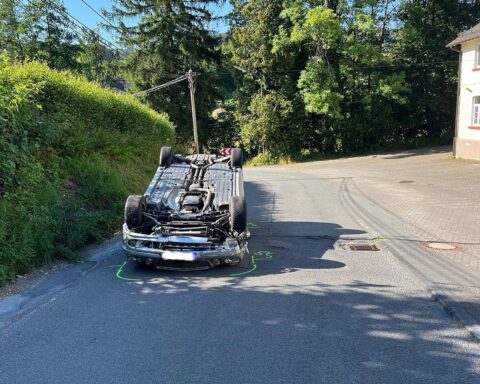 Ein Mercedes liegt nach Unfall auf dem Dach, nach Überschlag auf der Nochener Straße (L98).