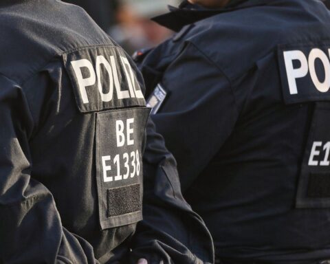 Polizeifoto (Archiv): Beamte im Hintergrund, Hinweis auf Festnahme und Untersuchungshaft in Ulm.