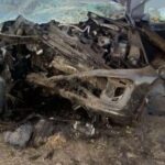 Zertrümmertes Auto nach Unfall bei Jork-Hove: VW prallt frontal gegen einen Baum, Einsatzkräfte sichern die Stelle.