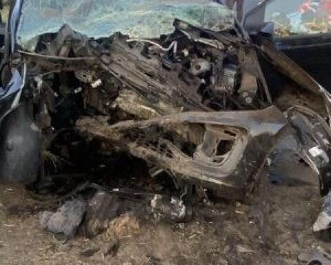 Zertrümmertes Auto nach Unfall bei Jork-Hove: VW prallt frontal gegen einen Baum, Einsatzkräfte sichern die Stelle.