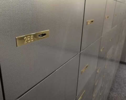 Aufgebrochenes Bankschließfach (Archivfoto) in einer Bankfiliale, Hinweis auf Schließfachdiebstahl.