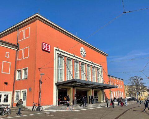 Ein Hauptbahnhof in Dessau-Roßlau (Archivfoto), Bundespolizeikontrolle eines Mannes mit Erzwingungshaftbefehl.