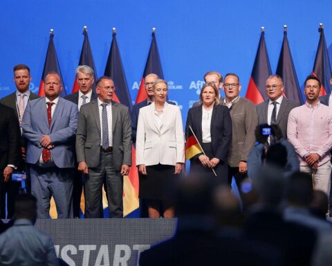 AfD-Vorstand im Archivfoto, im Hintergrund Debatte um Koalitionen und Brandmauer gegen die AfD.