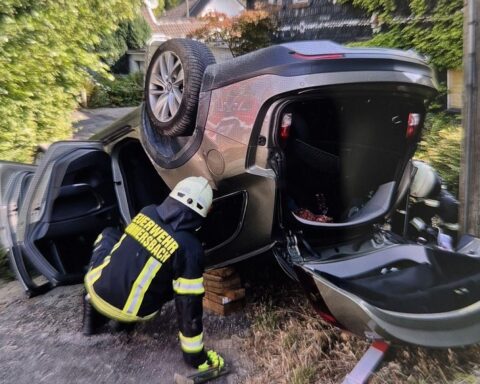 Ein verunglücktes Auto in Gummersbach liegt nach Unfall auf dem Dach, Polizei ermittelt (Archivfoto).