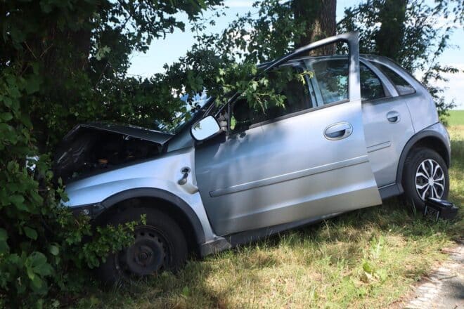 82-Jährige prallt mit Opel gegen Baum auf der L552 bei Warburg