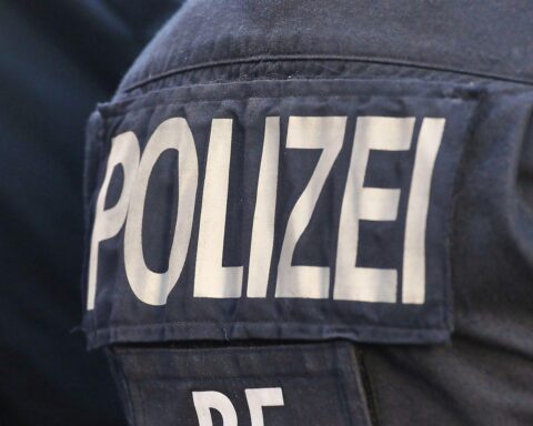 Ein Polizei-Archivfoto: Einsatzkräfte bei einem Verkehrsunfall in Tessin, beteiligt ist ein Krankenfahrstuhl und Lkw.