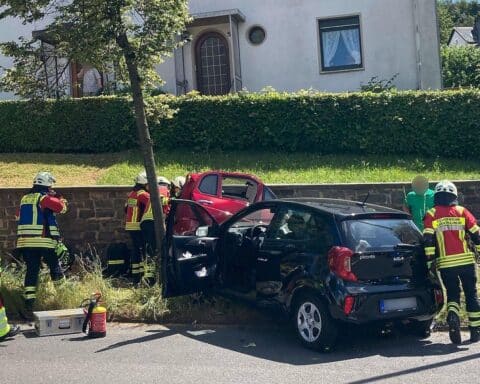 Verkehrsunfall zwischen Kleinkraftrad und Auto, 85-Jähriger erliegt Verletzungen, Polizei ermittelt.