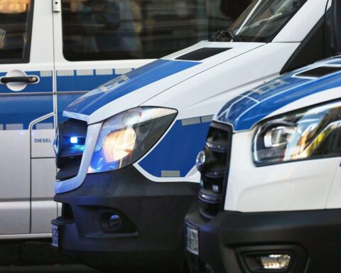 Polizeifahrzeuge am Unfallort: abgestürztes Leichtflugzeug im Dach eines Wohnhauses in Ganderkesee.