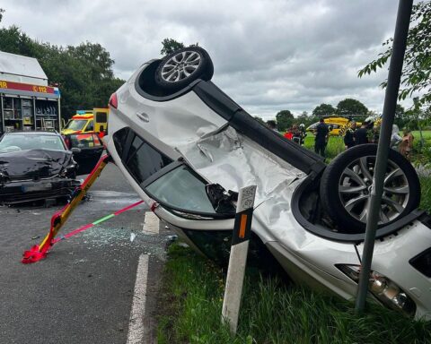 Zwei beschädigte Fahrzeuge nach Verkehrsunfall, Rettungskräfte leisten Erste Hilfe, Unfallstelle gesperrt.