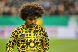 Karim Adeyemi im Borussia-Dortmund-Trikot: Wechsel zu Barça, Archivfoto mit Fokus auf den Stürmer.