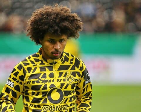 Karim Adeyemi im Borussia-Dortmund-Trikot: Wechsel zu Barça, Archivfoto mit Fokus auf den Stürmer.