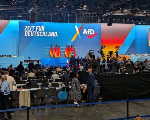 AfD-Parteitag in Erfurt: Tino Chrupalla eröffnet trotz Protesten, Wahl des Parteivorstands im Fokus.