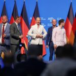 AfD-Vorstand im Archiv; Umfragewerte zeigen AfD 29%, Union 21%, SPD/Grüne je 13%.
