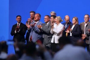 AfD-Vorstand diskutiert Wahlumfragen, während Parteien um Wählergunst kämpfen. Politische Unsicherheit bleibt hoch.