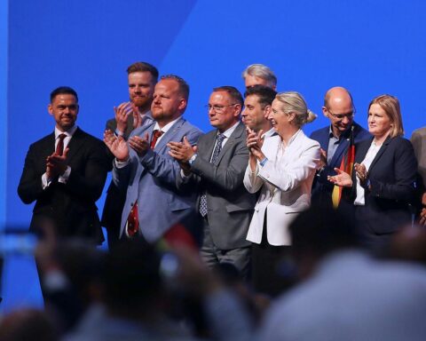 AfD-Vorstand diskutiert Wahlumfragen, während Parteien um Wählergunst kämpfen. Politische Unsicherheit bleibt hoch.