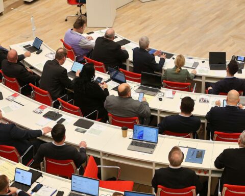 AfD-Landtagsfraktion in Brandenburg vor Berliner Landgericht: Axel-Springer-Verlag per einstweiliger Verfügung untersagt.
