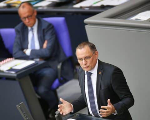 Friedrich Merz und Tino Chrupalla diskutieren politische Umfragen und Wählergunst in Berlin.