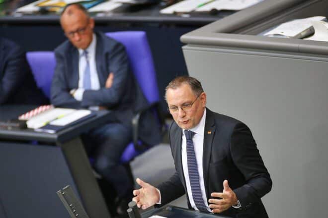 Friedrich Merz und Tino Chrupalla diskutieren politische Umfragen und Wählergunst in Berlin.