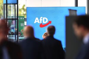 AfD-Logo auf Parteitag, symbolisiert aktuellen politischen Trend und Meinungsumfragen in Deutschland.