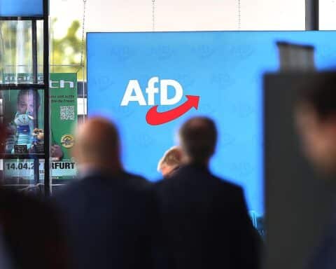 AfD-Logo auf Parteitag, symbolisiert aktuellen politischen Trend und Meinungsumfragen in Deutschland.