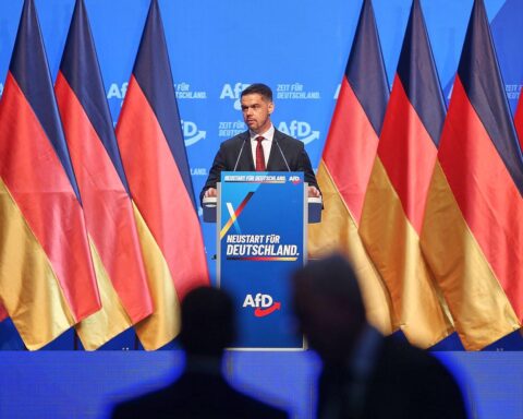 Hannes Gnauck triumphiert beim AfD-Bundesparteitag als neuer Bundesschatzmeister nach spannendem Wahlkampf.