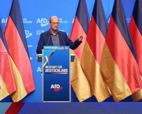 Drei neue AfD-Spitzenpolitiker beim Parteitag in Erfurt, feierliche Atmosphäre und politisches Engagement.