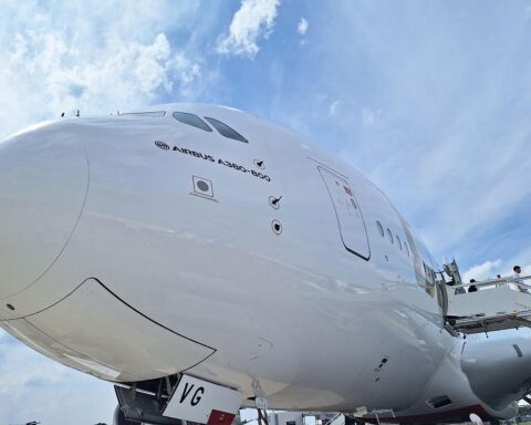 Airbus A380-800 (Archiv) vor Hintergrund, symbolisiert EU-Zusammenarbeit und Verteidigungsindustrie-Rüstungspolitik.