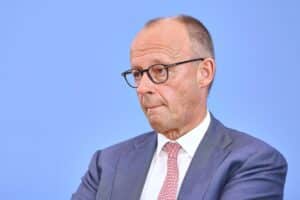 Friedrich Merz in Berlin, symbolisch für Unterstützung bei Gesprächen zur Freilassung des inhaftierten Journalisten Christophe Gleizes.