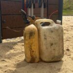 Altölkanister am Leuchtturmspielplatz; verschmutzter Spielsand und Klettergerüst in Bremerhaven, Polizei ermittelt.