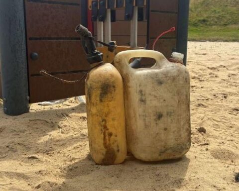 Altölkanister am Leuchtturmspielplatz; verschmutzter Spielsand und Klettergerüst in Bremerhaven, Polizei ermittelt.