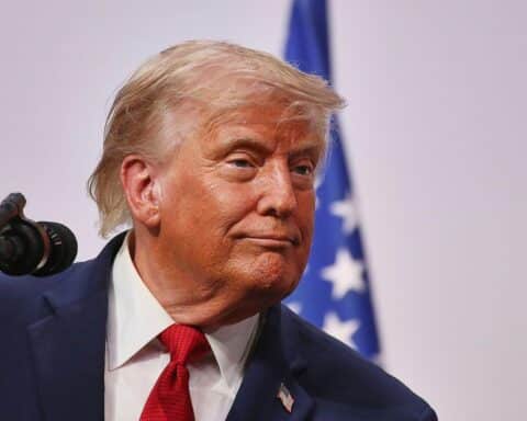Donald Trump (Archiv) vor Börsenkurven: laut Analyse tausende Trades, Kryptogewinne, KI-Investments und Aktienkäufe.