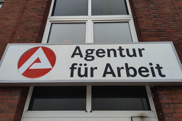 Erstes Bildmotiv: Bundesagentur für Arbeit (Archiv) vor Ort, Arbeitslosenzahlen Mecklenburg-Vorpommern im Überblick.