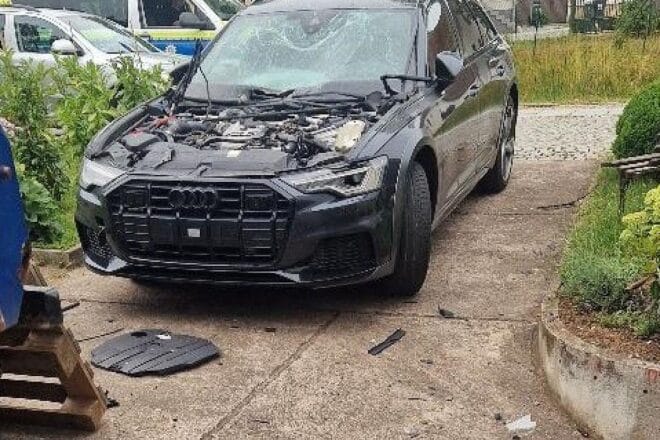 Audi A6 durch Sprengsatz in Niederorschel zerstört