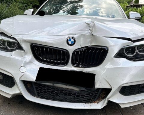 Beschädigte Autos nach Auffahrunfall in Porta Westfalica-Hausberge; Polizei Minden-Lübbecke (Archivfoto).