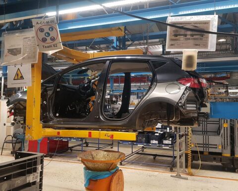 Archivfoto einer Autoproduktion: Fahrzeugmontage am Fließband symbolisiert Auftragseingänge im Verarbeitenden Gewerbe.