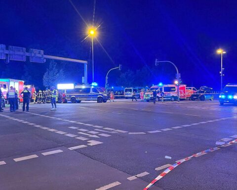 Ein Auto fährt beim Berliner CSD in eine Menschenmenge und verletzt mehrere Personen.