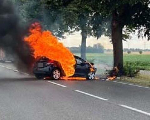 Brennender Peugeot nach Unfall in Kerpen: verletzte Autofahrerin, Polizei sichert Unfallstelle.