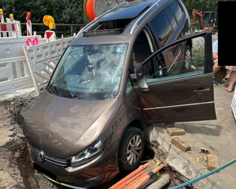 Verunfallter Pkw in Baugrube, Einsatzkräfte und Absperrung sichtbar; Unfallstelle in Niederfell.
