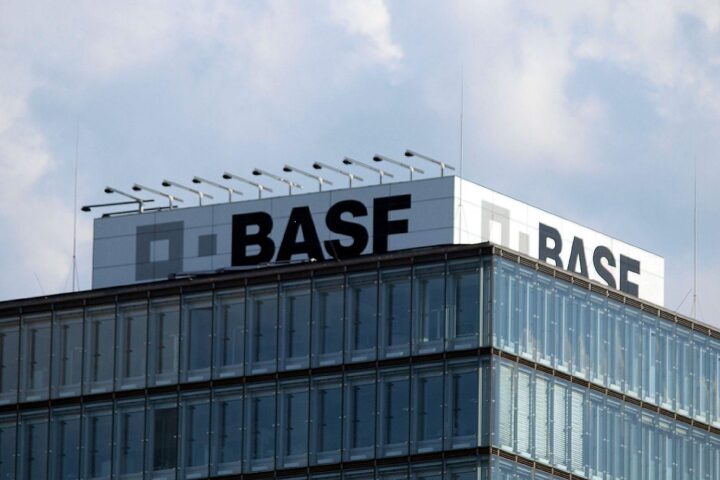 BASF-Logo vor Werk in Ludwigshafen; Börsengang der Agrarsparte mit Bewertung 20–30 Milliarden Euro.
