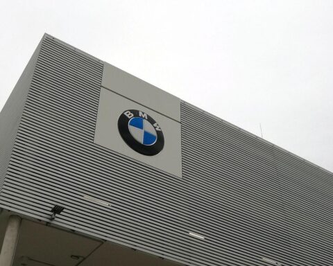 BMW-Logo (Archiv) vor düsterer Unternehmenslage: Gewinnrückgang, Umsatzminus und Stellenabbau im Fokus.