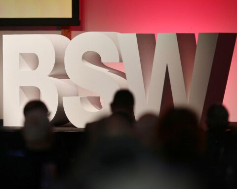 BSW-Logo vor dem Sächsischen Landtag; Diskussion über Polizeidaten und Datenschutz.