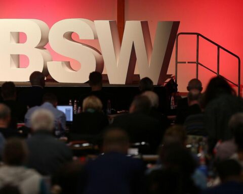 BSW-Logo mit Bezug auf Beamtenbesoldung und politische Verantwortung im Brandenburger Landtag.